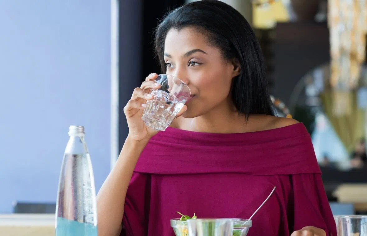 Uống quá nhiều nước ngay trước hoặc trong bữa ăn