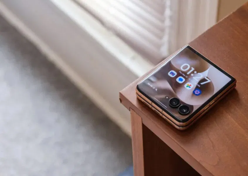 Điện thoại Motorola Razr Ultra (Ảnh: Internet)