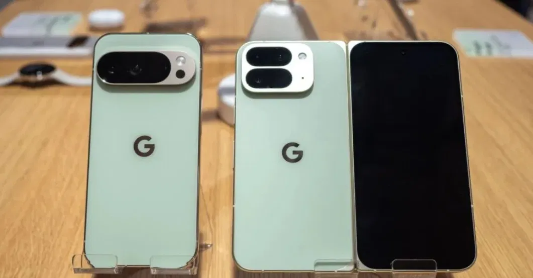 Pixel 10 Pro XL so với Pixel 10 Pro Fold màu Jade (Ảnh: Internet)