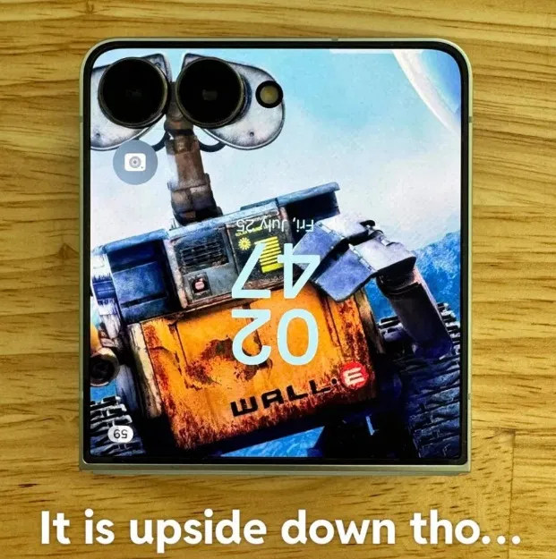 Hình nền màn hình ngoài Wall-E cho Galaxy Z Flip 7 (Ảnh: Internet) Hình nền màn hình ngoài Wall-E cho Galaxy Z Flip 7 (Ảnh: Internet)