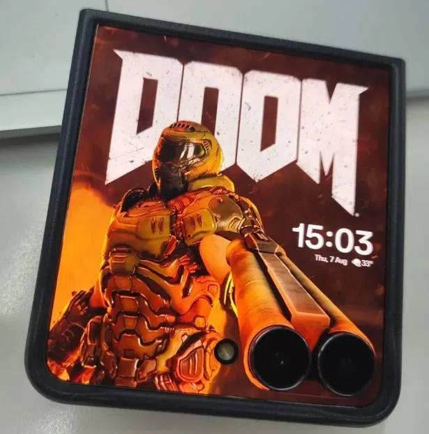 Hình nền màn hình ngoài cho Galaxy Z Flip 7 theo chủ đề Doom (Ảnh: Internet) Hình nền màn hình ngoài cho Galaxy Z Flip 7 theo chủ đề Doom (Ảnh: Internet)