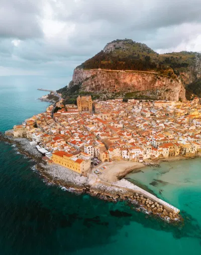 Cefalù, một thị trấn nhỏ nằm giữa núi non và biển cả, không xa Palermo