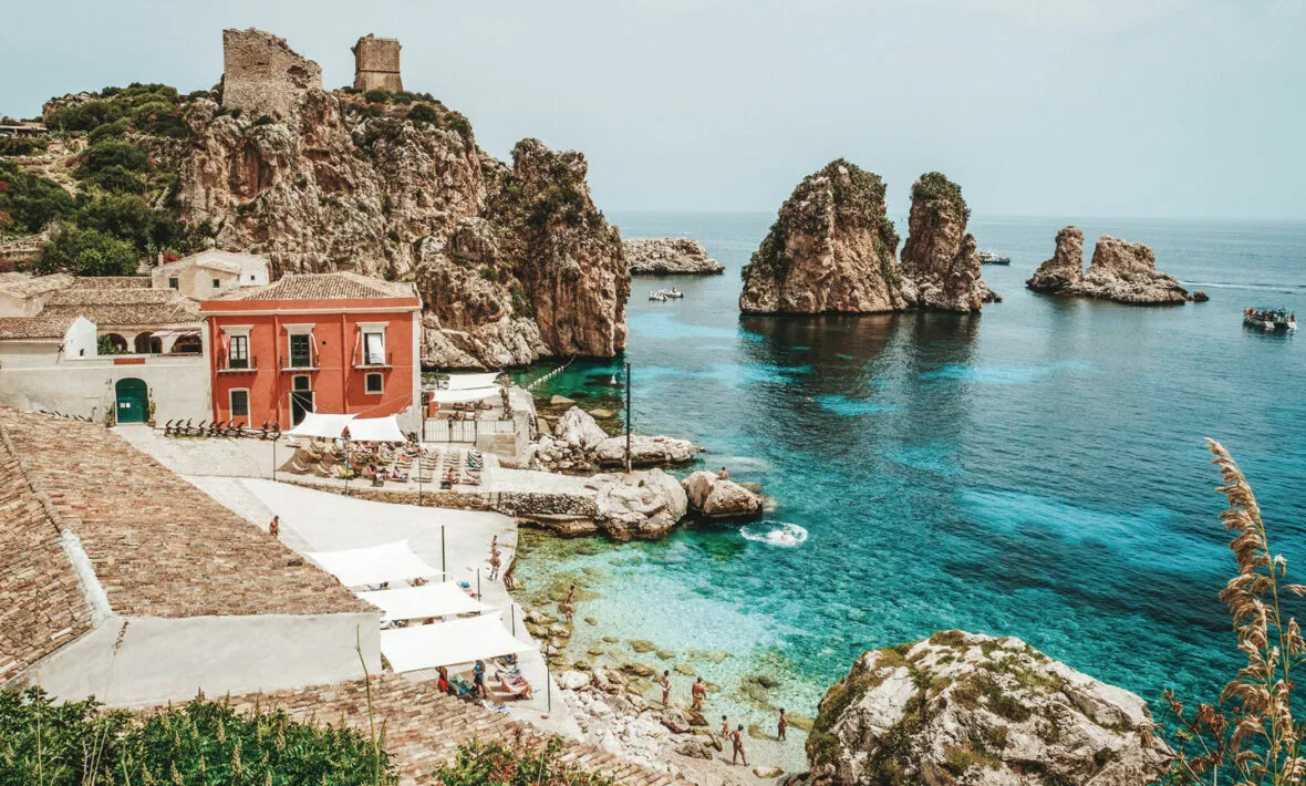 Sicily, nằm ở phía tây nam đất liền Ý, là hòn đảo lớn nhất ở Biển Địa Trung Hải và là hòn đảo lớn nhất và đông dân nhất của Ý