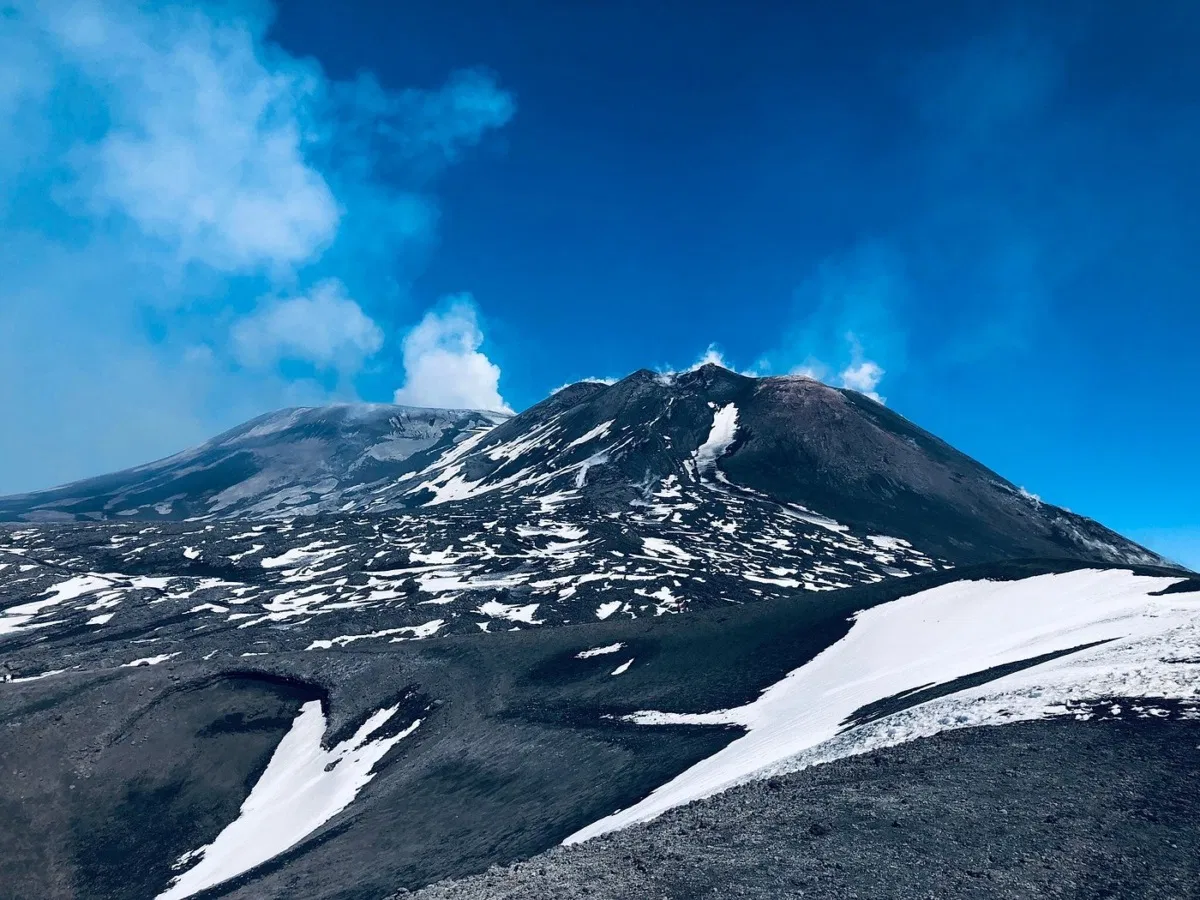 Núi Etna, nằm ở phía đông Sicily, là một trong những ngọn núi lửa cao nhất và hoạt động mạnh nhất châu Âu
