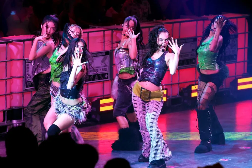 Mô hình đào tạo thực tập sinh K-pop vốn nổi tiếng khắt khe, kéo dài nhiều năm, đòi hỏi học viên phải nỗ lực liên tục cả về thể chất và tinh thần (Ảnh: Internet)