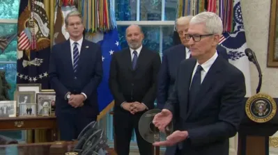 Apple tặng tượng kính Gorilla Glass cho Tổng thống Mỹ Donald Trump (Ảnh: Internet) Apple tặng tượng kính Gorilla Glass cho Tổng thống Mỹ Donald Trump (Ảnh: Internet)