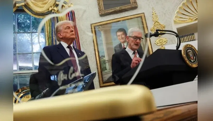 Tượng kính của Apple tặng Tổng thống Mỹ Donald Trump (Ảnh: Internet)