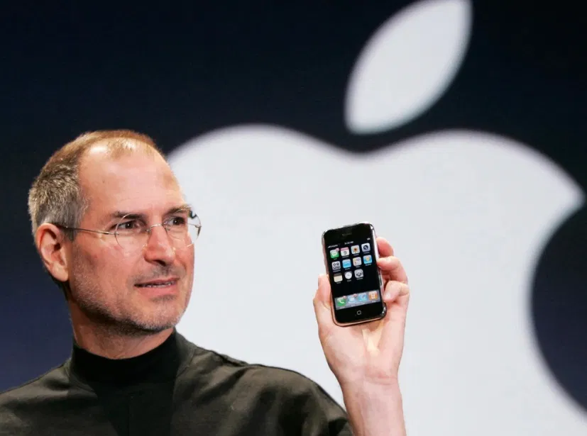 Steve Jobs ra mắt chiếc iPhone thế hệ đầu tiên của Apple (Ảnh: Internet) Steve Jobs ra mắt chiếc iPhone thế hệ đầu tiên của Apple (Ảnh: Internet)