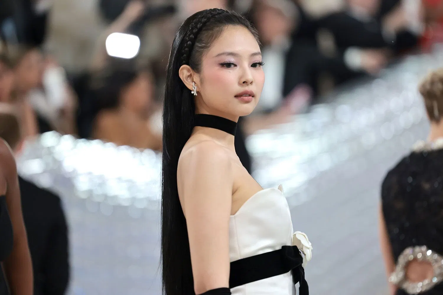 Jennie gây sốt toàn cầu khi liên tục trở thành đề tài hot không chỉ ở K-pop mà còn trên các mặt báo thời trang quốc tế (Ảnh: Internet)