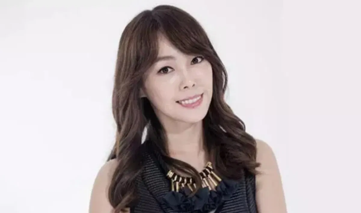 Không giống nhiều nghệ sĩ nữ thuộc thế hệ đầu thường chọn cuộc sống kín tiếng sau khi rời sân khấu, Lee Min vẫn giữ được lòng nhiệt huyết, sự chuyên nghiệp và luôn cập nhật xu hướng âm nhạc mới (Ảnh: Internet)