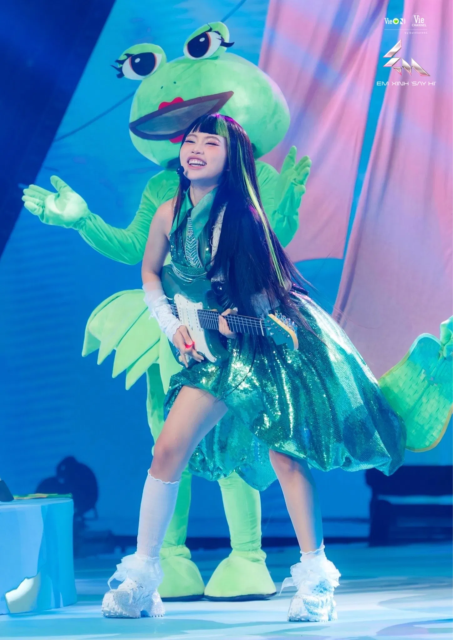 Phương Mỹ Chi quẩy cực căng với Ếch Ngoài Đáy Giếng (Ảnh: Internet)