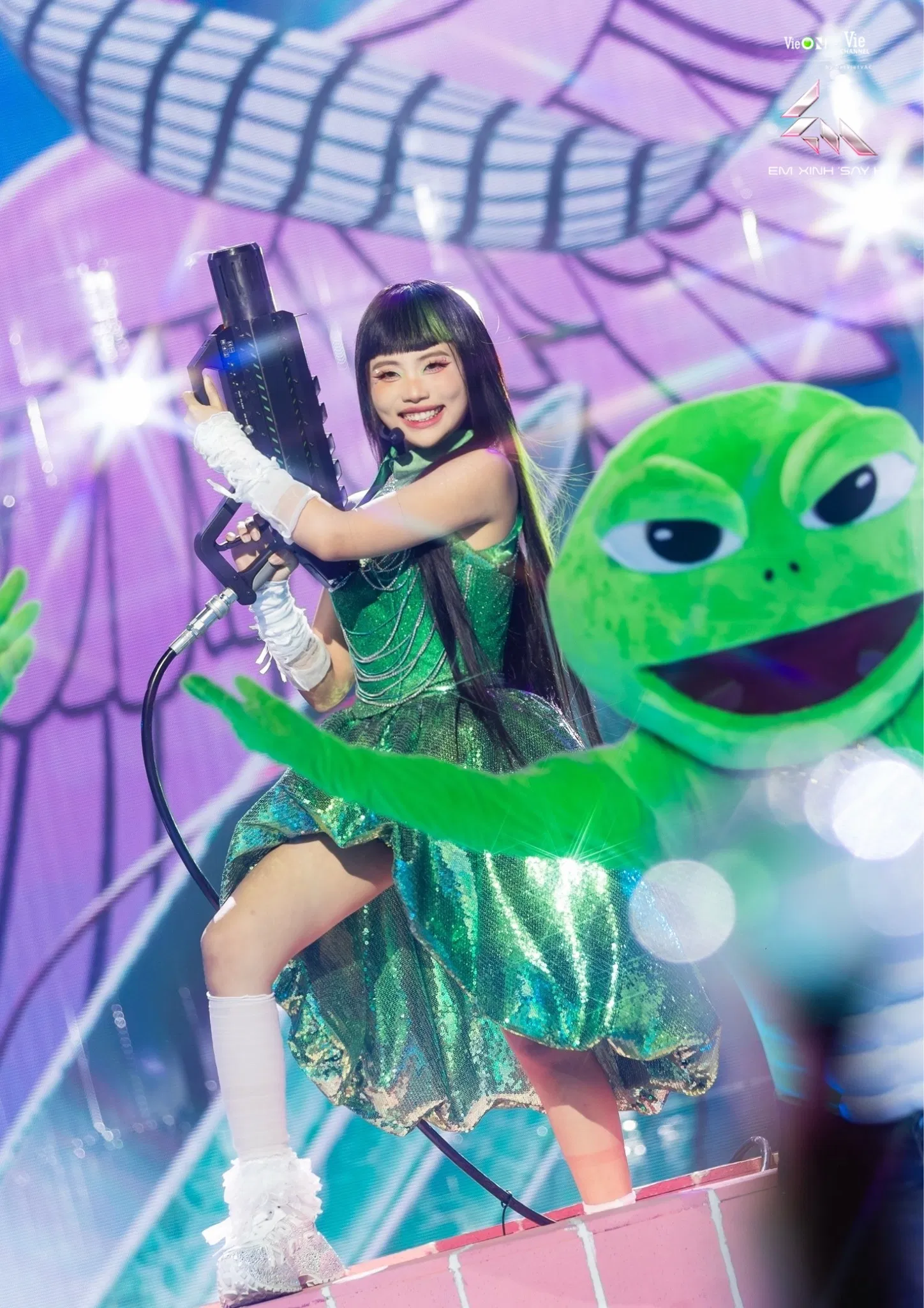 Phương Mỹ Chi quẩy cực căng với Ếch Ngoài Đáy Giếng (Ảnh: Internet)