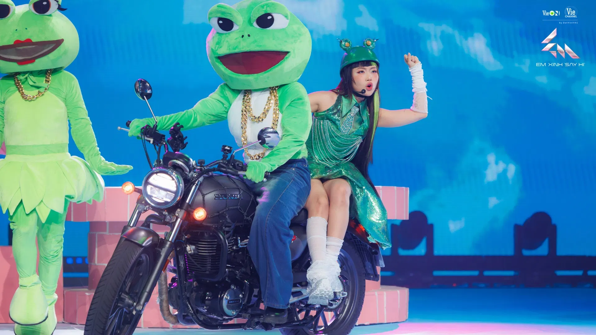 Tám trong số 16 tiết mục vòng chung kết Em Xinh Say Hi, lên sóng tối 16/8, Phương Mỹ Chi gây ấn tượng khi mang đến năng lượng tươi trẻ qua phần trình diễn Ếch ngoài đáy giếng, kết hợp màu sắc văn hóa dân gian với hiện đại.