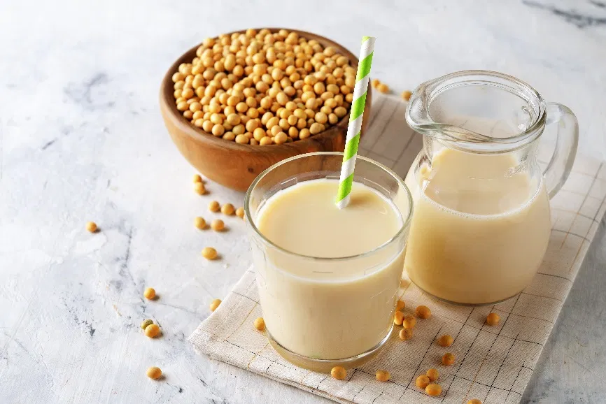 Uống sữa đậu nành và ăn chậm