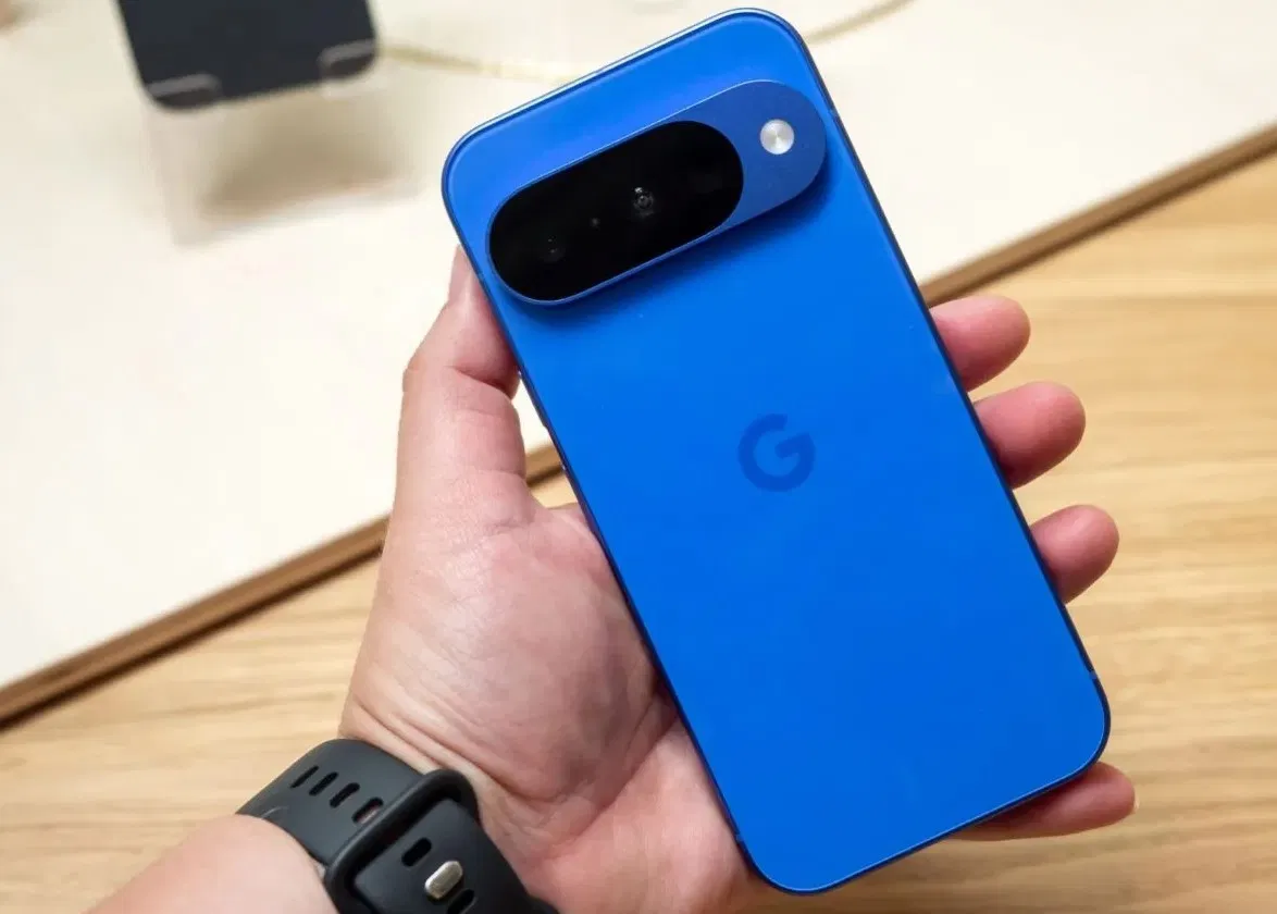 Điện thoại Pixel 10 với mặt lưng màu chàm (Ảnh: Internet)