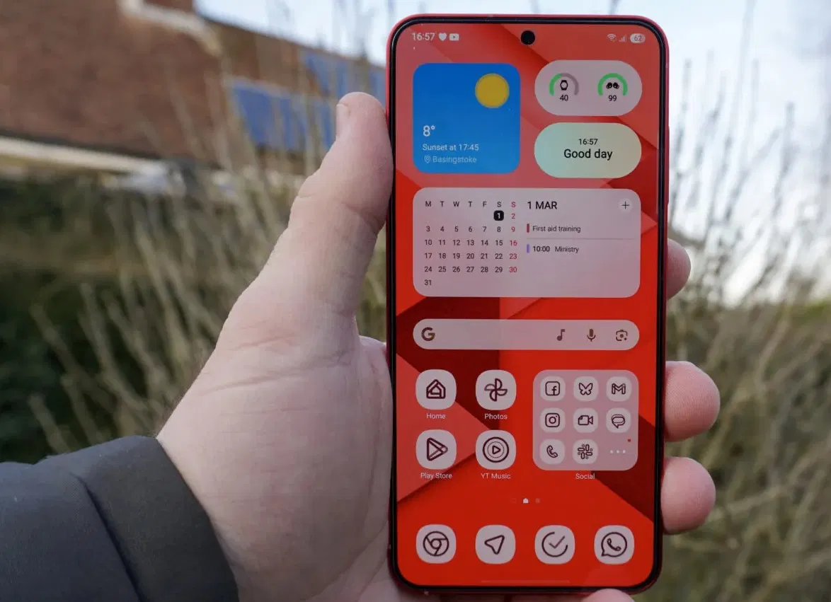 Điện thoại Galaxy S25 màu đỏ (Ảnh: Internet)