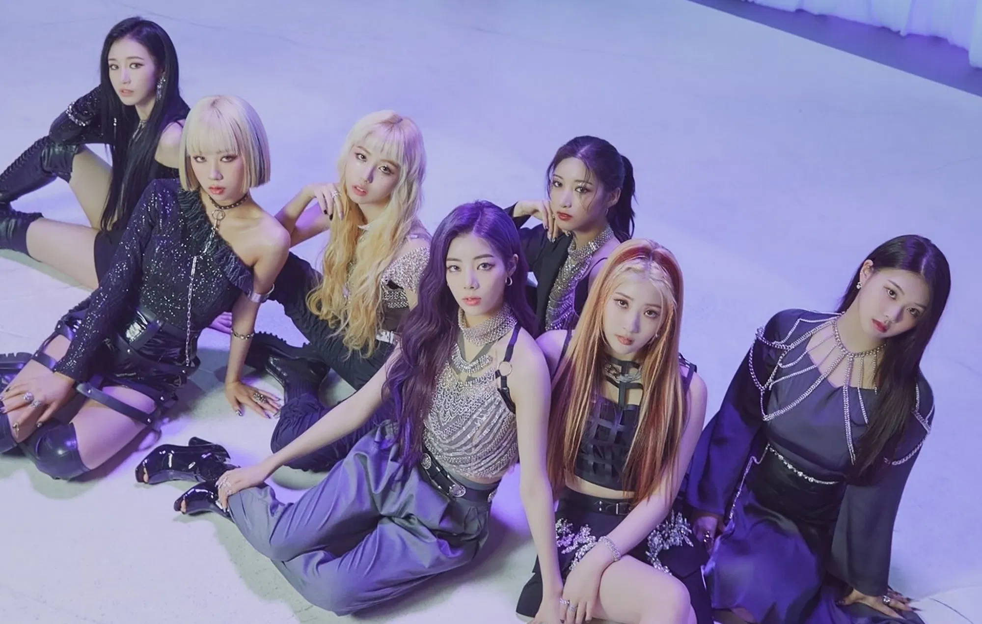 Thời hạn hợp đồng 7 năm là tiêu chuẩn phổ biến trong ngành K-pop kể từ khi luật được sửa đổi năm 2009, nhằm hạn chế tình trạng "hợp đồng nô lệ" kéo dài hàng thập kỷ (Ảnh: Internet)