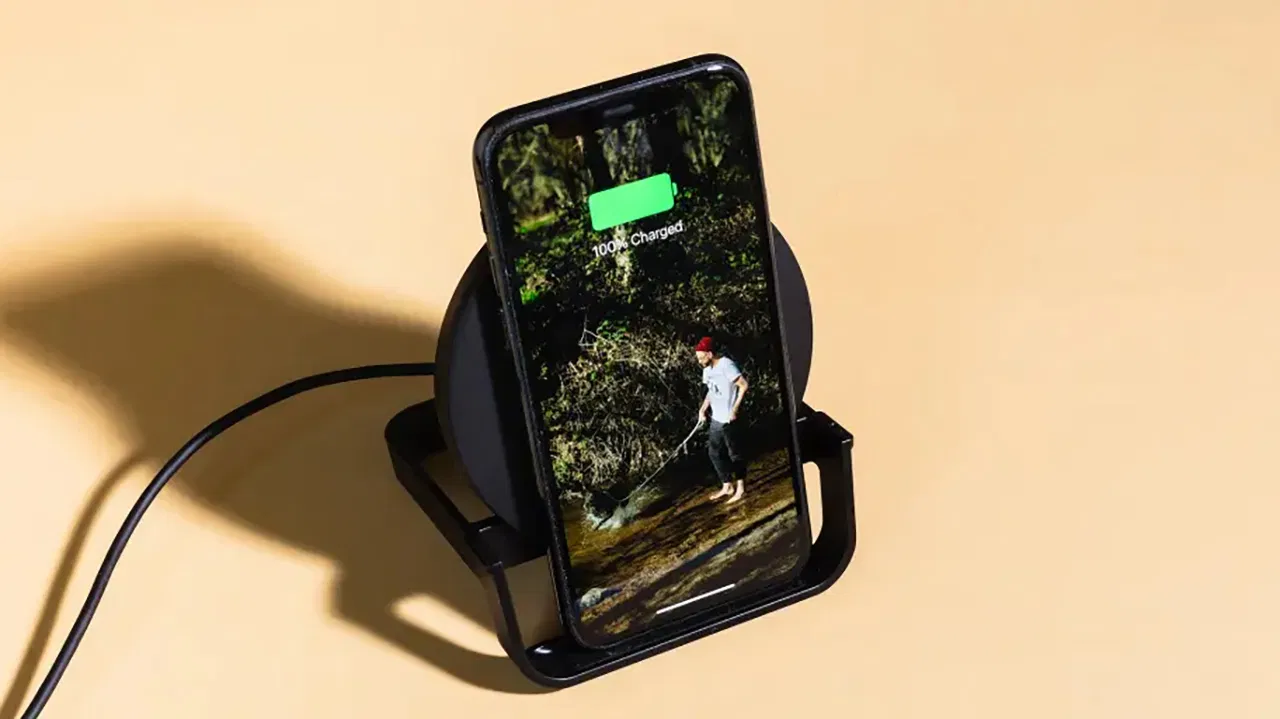 Vì sao sạc không dây trên điện thoại vẫn chưa thật sự phổ biến câu chuyện Chi phí điện thoại flagship Hạ tầng sạc hệ sinh thái magsafe người dùng phổ biến phù hợp Qi wireless charging sạc không dây sạc nhanh smartphone thoải mái thực tế Trải nghiệm người dùng usb-c Vị trí