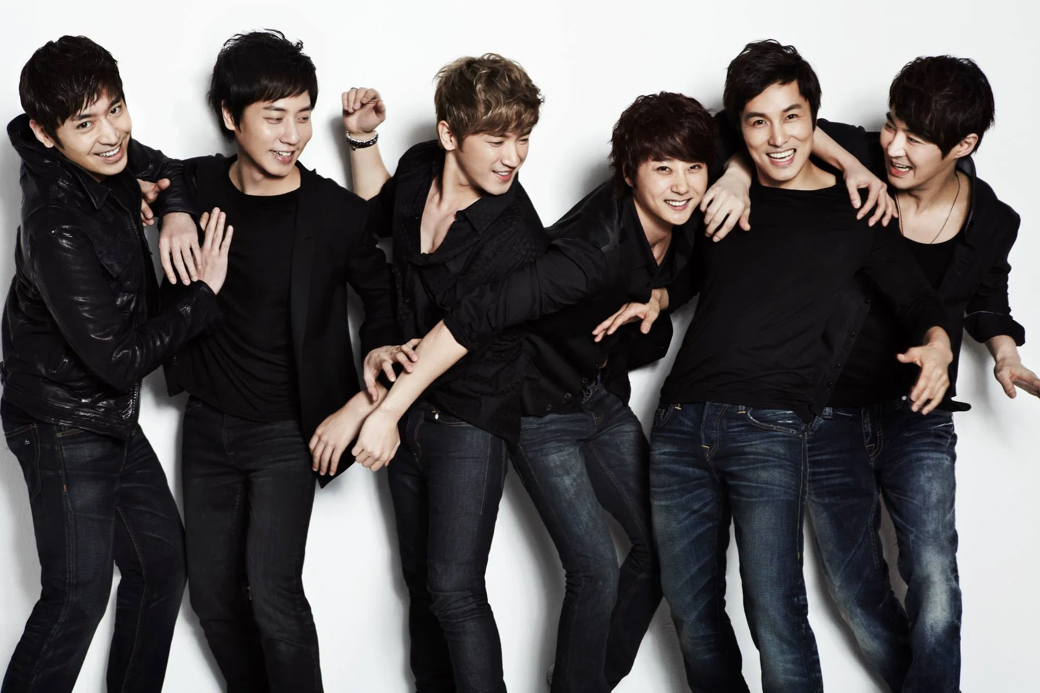 Shinhwa là nhóm nhạc huyền thoại của Hàn Quốc, nổi bật với khả năng duy trì sự nghiệp dài lâu và luôn được yêu mến bởi người hâm mộ trong suốt hơn hai thập kỷ (Ảnh: Internet)