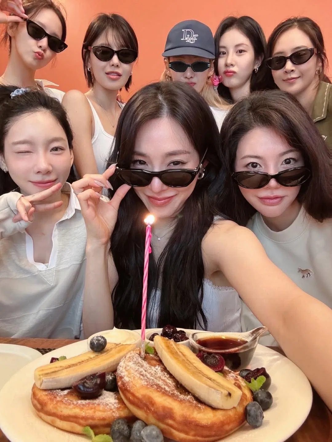 SNSD ngày 5/8 đã đăng tải hình ảnh tụ họp nhân dịp sinh nhật Tiffany và mừng nhóm 18 năm debut (Nguồn ảnh: Internet)