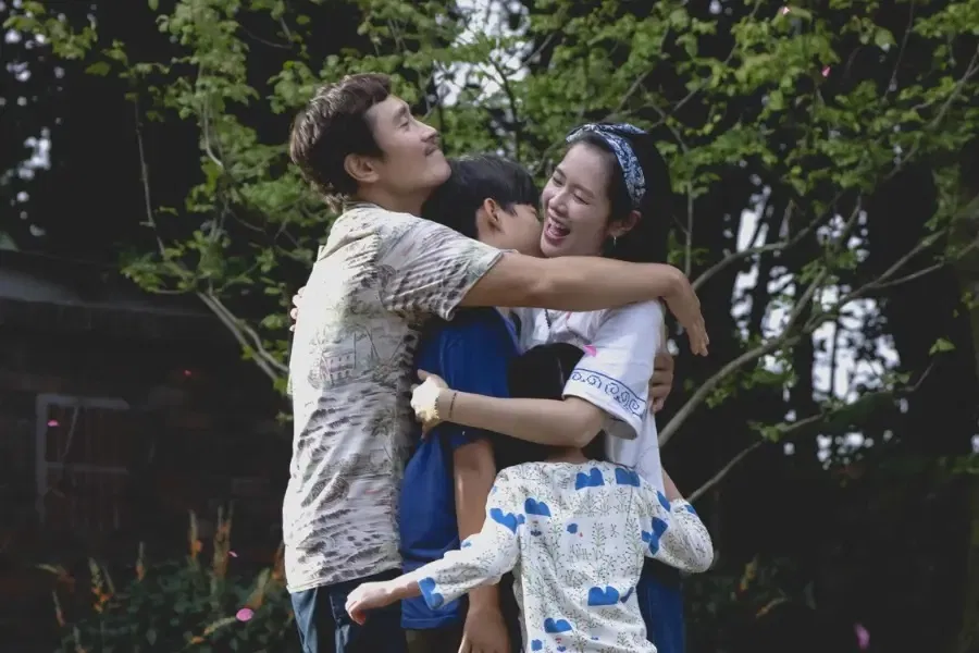 Son Ye Jin được biết đến rộng rãi qua các vai diễn trong những bộ phim lãng mạn kinh điển như "The Classic", "Summer Scent" và đặc biệt là series toàn cầu "Crash Landing on You" đưa tên tuổi cô đến gần hơn với khán giả quốc tế (Ảnh: Internet)