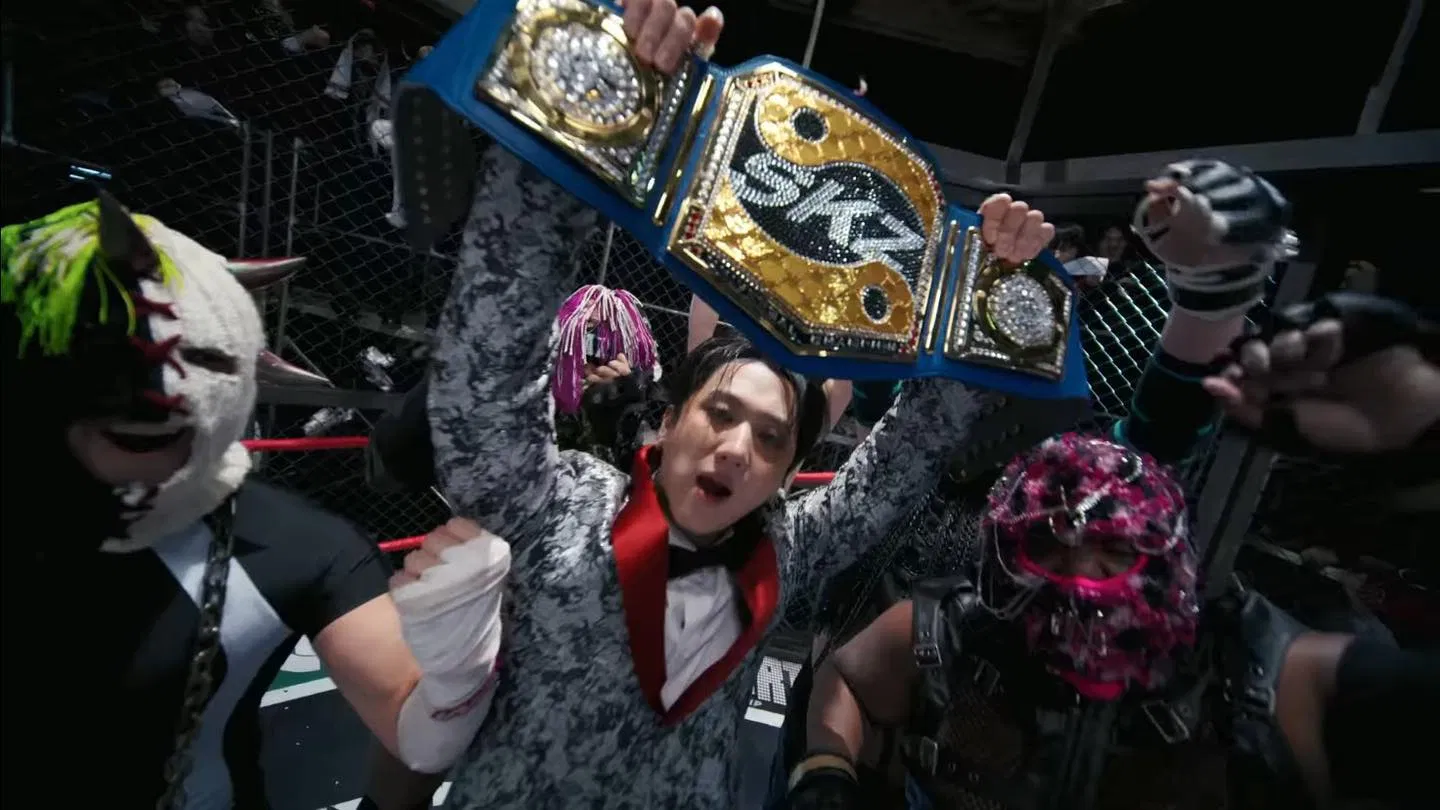 Cảnh cut trong MV Ceremony (Nguồn ảnh: Internet)