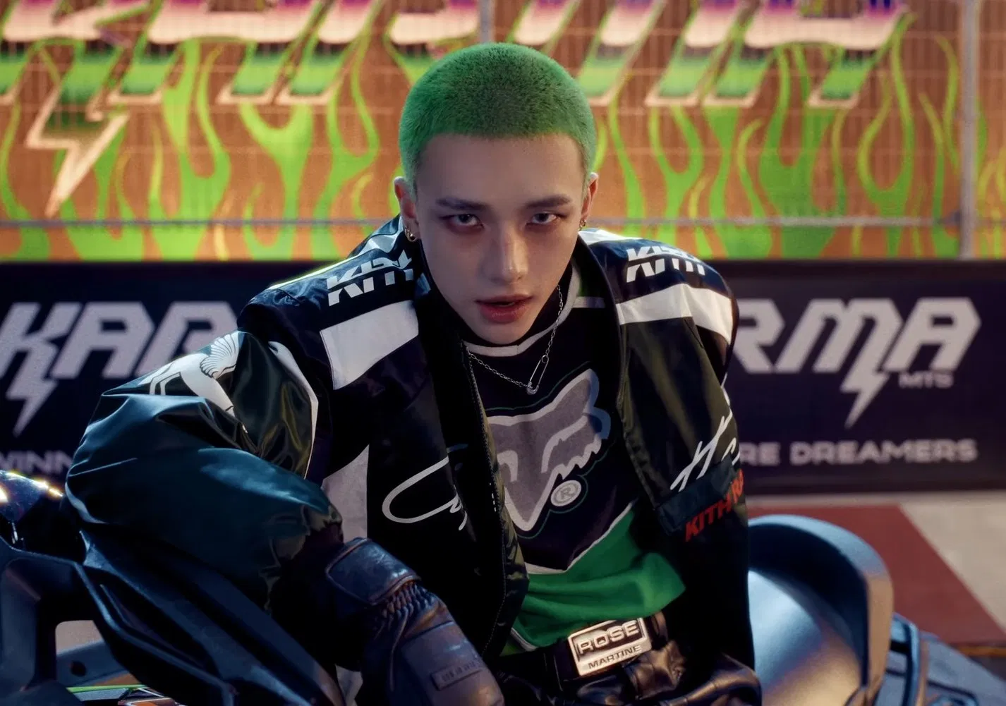 Cảnh cut trong MV Ceremony (Nguồn ảnh: Internet)