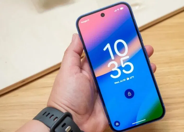 Điện thoại Pixel 10 trên tay với màn hình khóa (Ảnh: Internet) Điện thoại Pixel 10 trên tay với màn hình khóa (Ảnh: Internet)