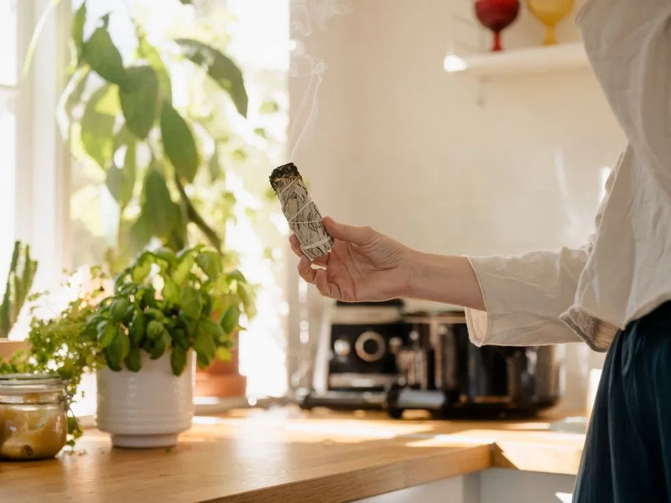 Cách bảo vệ bản thân trong tháng cô hồn, tránh xui cầu may hiệu quả (Ảnh: Internet)