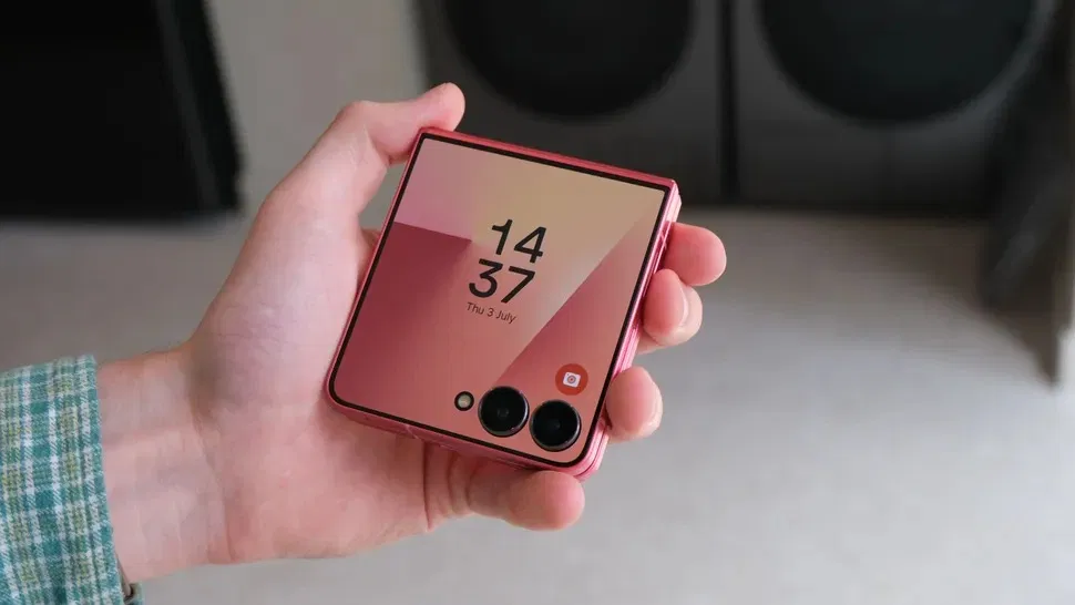 Galaxy Z Flip 7 có thiết kế gọn gàng, dễ dàng bỏ túi, khác với những chiếc điện thoại dạng thanh lớn và cồng kềnh (Ảnh: Internet) Galaxy Z Flip 7 có thiết kế gọn gàng, dễ dàng bỏ túi, khác với những chiếc điện thoại dạng thanh lớn và cồng kềnh (Ảnh: Internet)