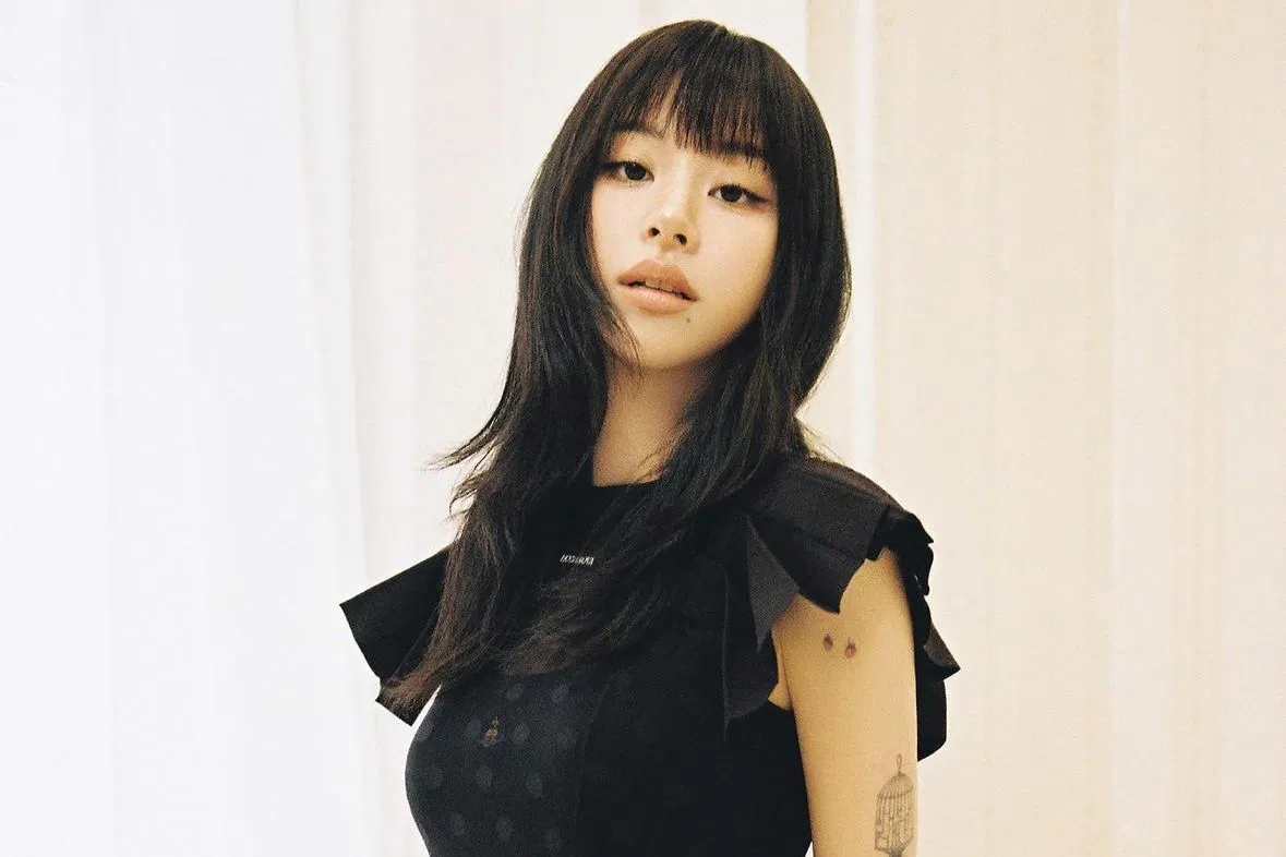 Chaeyoung nổi bật với hình ảnh nghệ sĩ toàn diện trong TWICE và thường xuyên thể hiện phong cách thời trang cá nhân táo bạo, khác biệt với các thần tượng nữ thông thường (Ảnh: Internet)