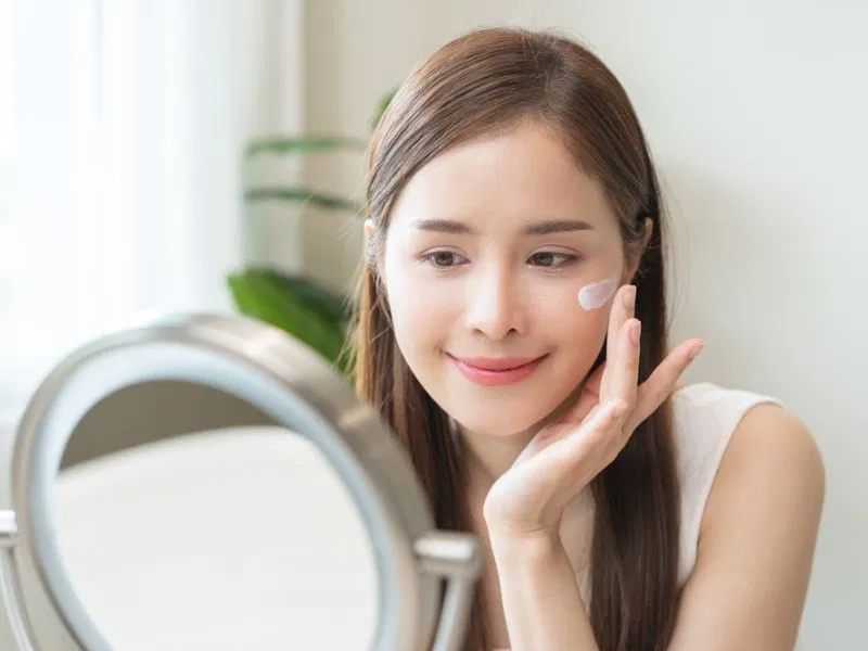 Hiệu quả của kem dưỡng ẩm không chỉ nằm ở công thức, mà còn ở cách bảo quản và thói quen sử dụng