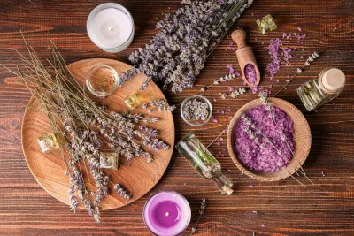 Trà hoa oải hương hoặc tinh dầu oải hương có thể giúp làm dịu tình trạng đau bụng kinh và triệu chứng mãn kinh