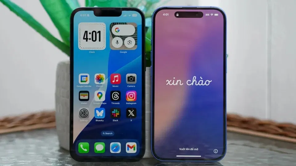 iPhone 16e (trái) và iPhone 16 (phải) (Ảnh: Internet)