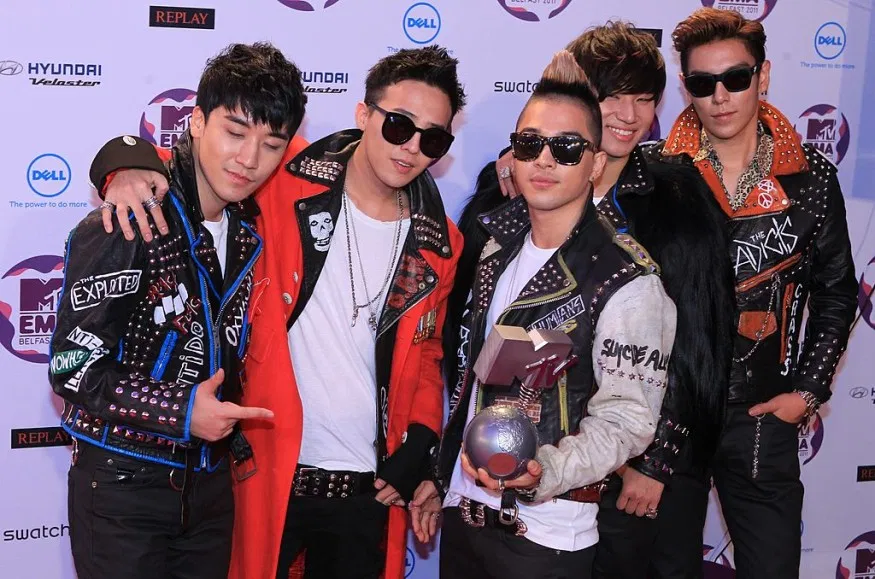 BIGBANG từ lâu đã được mệnh danh là “Những ông hoàng K-pop”, không chỉ vì số lượng bản hit đình đám mà còn bởi sự tiên phong trong việc đưa K-pop ra toàn cầu. Nhóm đã định hình lại cả một giai đoạn của K-pop với phong cách âm nhạc phá cách, thời trang độc lạ và cá tính nghệ sĩ rõ ràng – điều từng hiếm thấy ở các nhóm nhạc thần tượng thời kỳ đó (Ảnh: Internet)