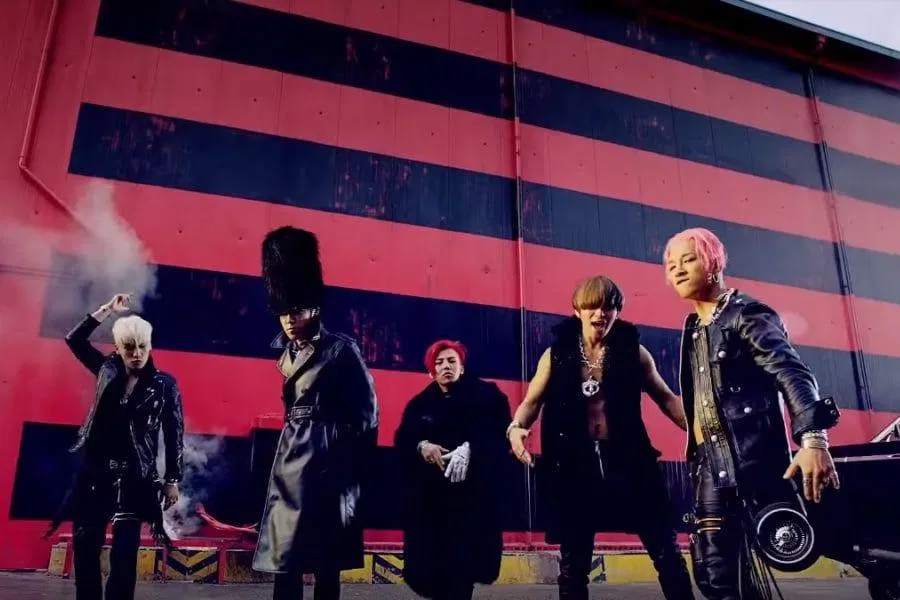 Ra mắt trong thời kỳ đỉnh cao của BIGBANG, "Bang Bang Bang" ngay lập tức gây sốt toàn cầu, thống trị các bảng xếp hạng trong nước và quốc tế. Ca khúc không chỉ được yêu thích nhờ phần âm nhạc bắt tai và vũ đạo đậm chất “quái”, mà còn nhờ phong cách trình diễn độc đáo mang dấu ấn riêng của nhóm (Ảnh: Internet)
