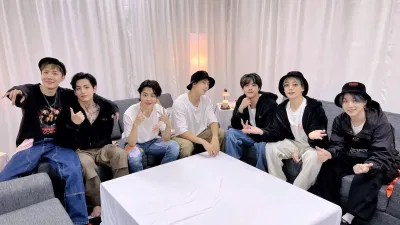 BTS là nhóm nhạc Hàn Quốc đầu tiên giữ vị trí số 1 trên Billboard 200 và cũng là nghệ sĩ Hàn có nhiều tuần trụ hạng nhất trên Billboard World Albums (Ảnh: Internet)