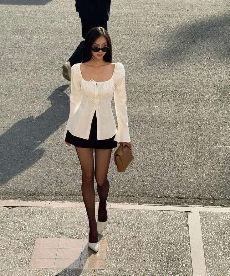 Phối áo cùng chân váy ngắn và giày cao gót Phối áo cùng chân váy ngắn và giày cao gót