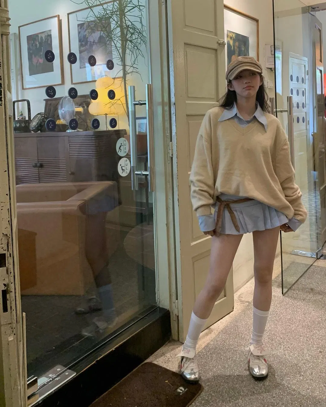 Chân váy ngắn cùng áo sweater