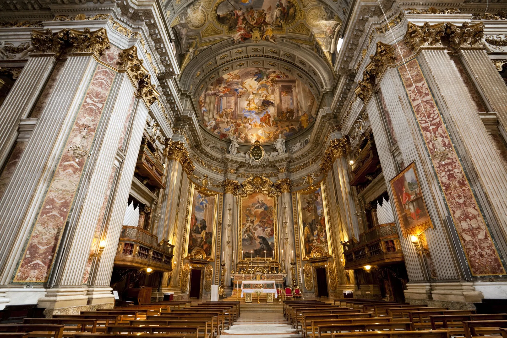 Trần nhà của Chiesa di Sant’Ignazio với kỹ thuật trompe-l’œil (Ảnh: Internet)