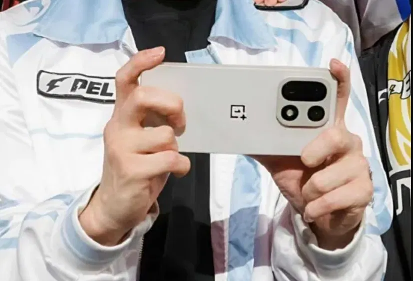 Hình ảnh được cho là điện thoại OnePlus 15 được sử dụng tại sự kiện (Ảnh: Internet) Hình ảnh được cho là điện thoại OnePlus 15 được sử dụng tại sự kiện (Ảnh: Internet)