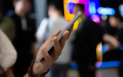 Chất liệu kính cũ, cảm giác cầm nắm chưa cao cấp (Ảnh: Internet) Chất liệu kính cũ, cảm giác cầm nắm chưa cao cấp (Ảnh: Internet)
