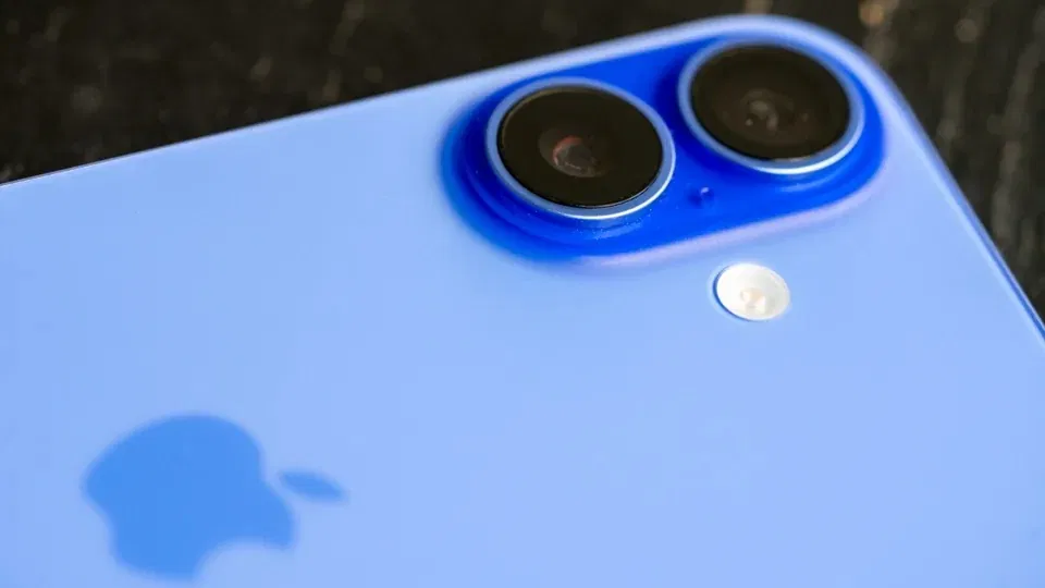 iPhone 17 tiêu chuẩn có pin 3.692mAh, cho thời gian xem video liên tục khoảng 30 giờ (Ảnh: Internet)