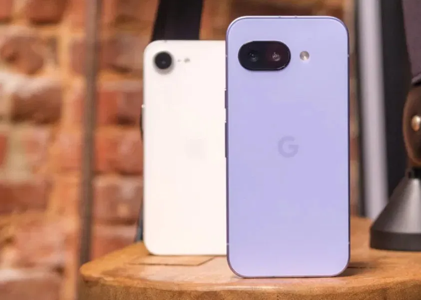 Điện thoại Pixel 9a và iPhone 16e của Apple (Ảnh: Internet)