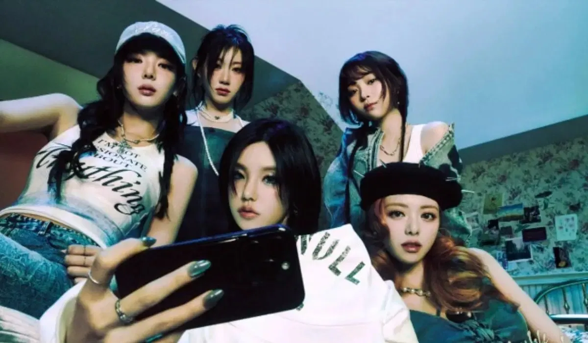 ITZY ra mắt vào năm 2019 dưới trướng JYP Entertainment – "ngôi nhà chung" từng nâng đỡ các nhóm nữ huyền thoại như Wonder Girls, Miss A và TWICE. Từ ca khúc debut DALLA DALLA, ITZY đã gây chú ý nhờ concept "nổi loạn một cách tích cực", cổ vũ sự tự tin và khác biệt ở thế hệ trẻ (Ảnh: Internet)