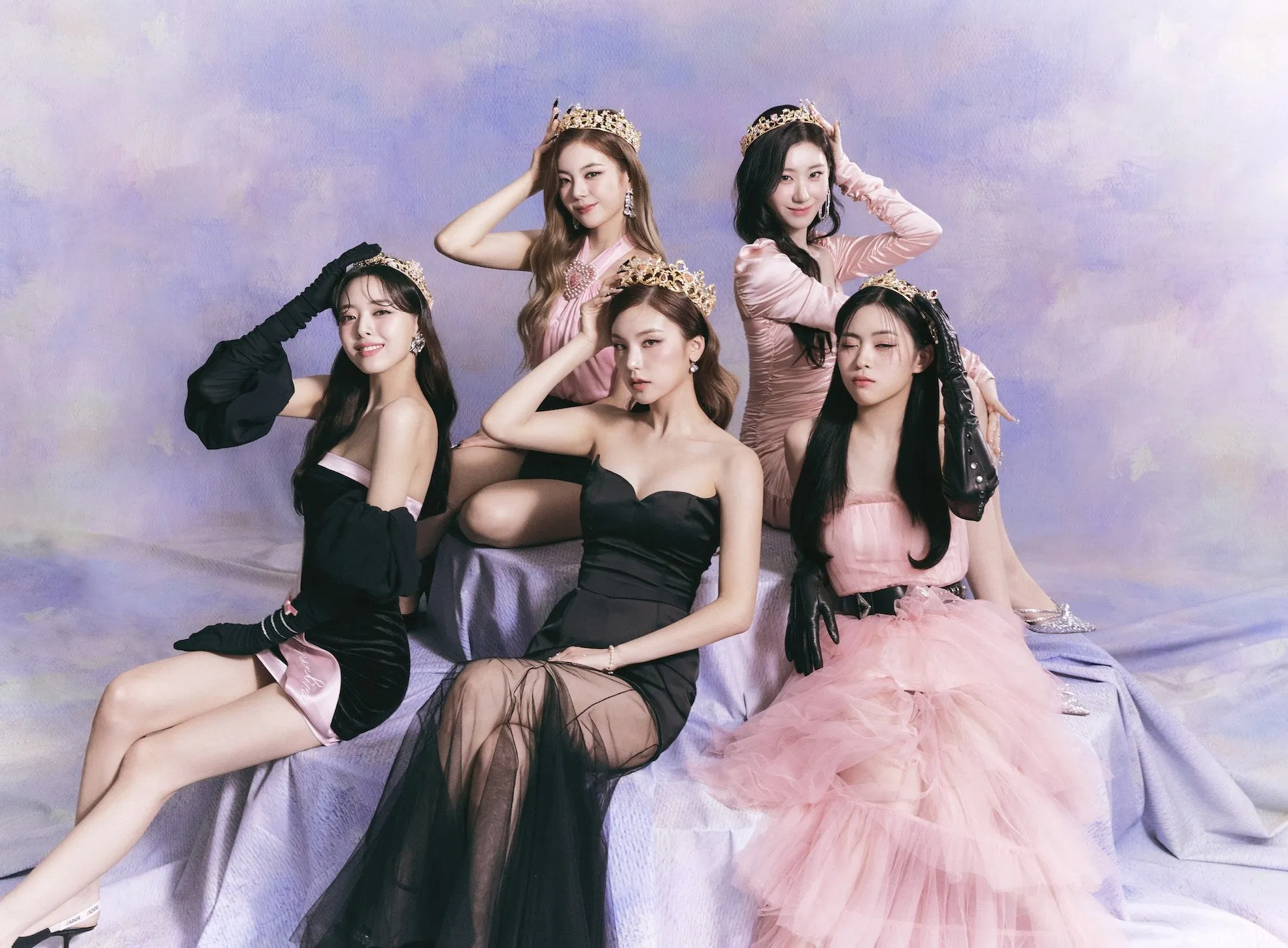 Theo quy định phổ biến trong ngành giải trí Hàn Quốc, hợp đồng ban đầu giữa nghệ sĩ và công ty thường kéo dài 7 năm. ITZY debut vào năm 2019, tức hợp đồng hiện tại sẽ hết hạn trong năm 2025. Việc cả nhóm đồng loạt tái ký trước gần 1 năm cho thấy niềm tin lẫn nhau giữa nghệ sĩ và công ty là rất mạnh mẽ (Ảnh: Internet)