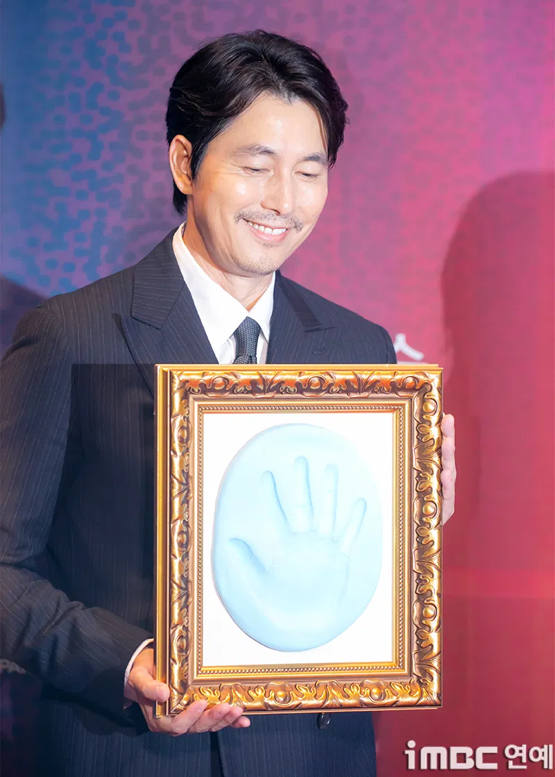 Jung Woo-sung thể hiện thái độ chuyên nghiệp trong suốt buổi lễ (Ảnh: Internet)