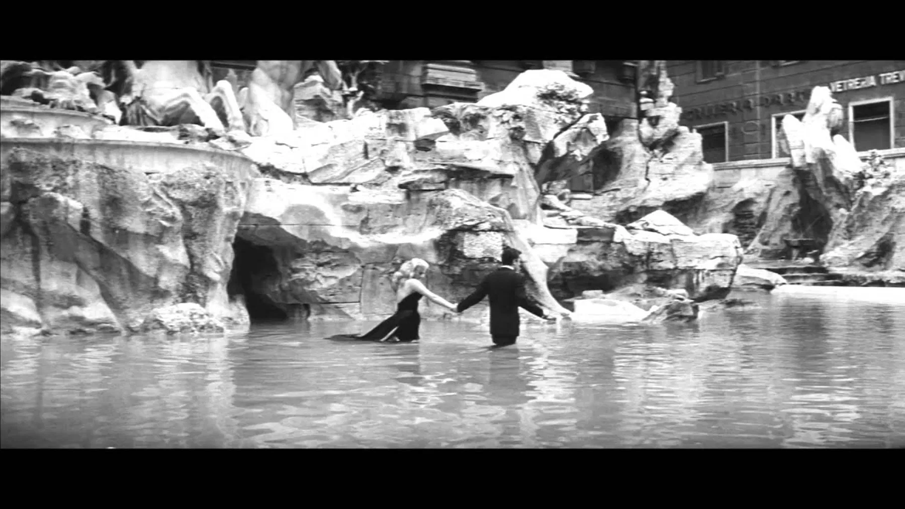 Cảnh kinh điển trong bộ phim La Dolce Vita (1960) (Ảnh: Internet)