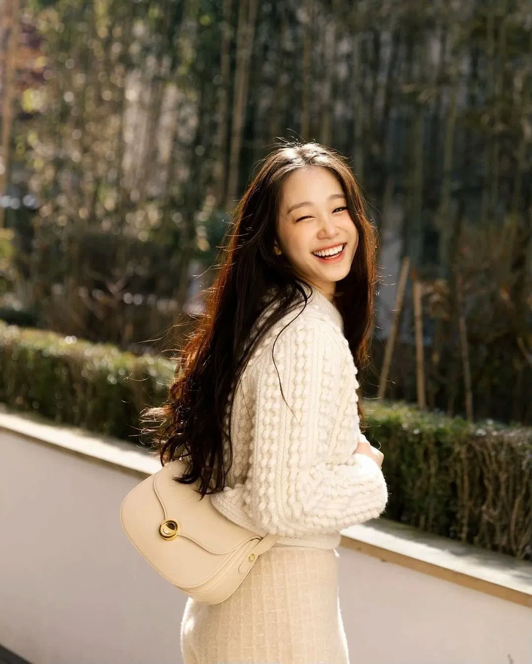 Lee Joo Young không chỉ là ái nữ của tập đoàn DL danh tiếng mà còn là một influencer thời trang được nhiều người theo dõi tại Hàn Quốc. Cô sở hữu phong cách thanh lịch, hiện đại, thường xuyên góp mặt tại các sự kiện thời trang lớn, đồng thời xây dựng hình ảnh cá nhân độc đáo, thu hút sự quan tâm của giới trẻ và truyền thông (Ảnh: Internet)