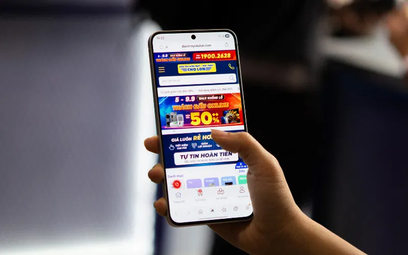Màn hình thiếu LTPO, viền dưới hơi dày làm giảm trải nghiệm (Ảnh: Internet)